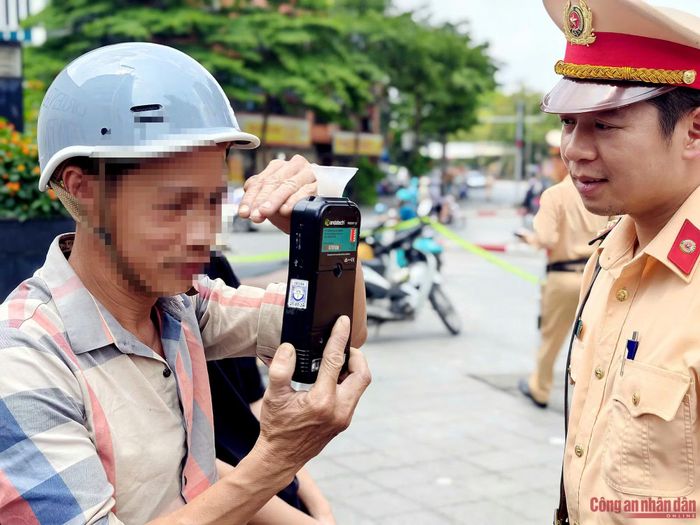 Người đàn ông này điều khiển xe máy sau khi đã sử dụng rượu, bia và bị tổ công tác CSGT phát hiện mức vi phạm 0,404 mg/L khí thở.