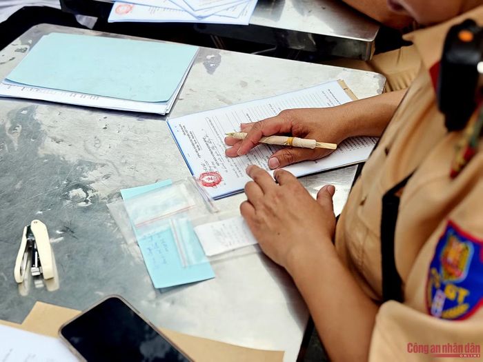 Cảnh sát lập biên bản xử phạt tài xế P.