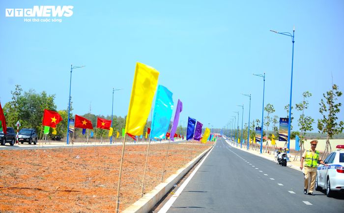 Hệ thống giao thông đi vào sân bay Phan Thiết đã hoàn thiện và sẵn sàng cho việc đi lại của người dân và du khách.