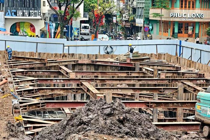 Công trình xây dựng bể điều tiết ngầm khu vực Đường Thành - Bát Đàn - Nhà Hỏa. Ảnh: Quang Thái