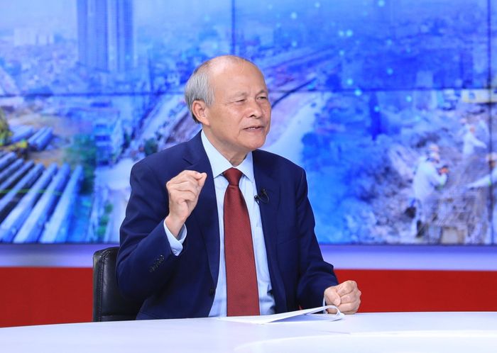 PGS.TS Trần Viết Lưu trao đổi tại chương trình. Ảnh: Quang Thái