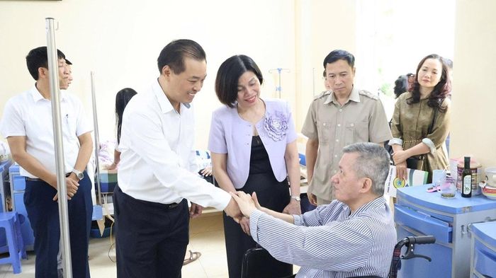 Phó Giám đốc Sở Y tế Hà Nội Đinh Hồng Phong cùng các đại biểu thăm, tặng quà bệnh nhân tại Bệnh viện Phục hồi chức năng Hà Nội. Ảnh: Minh Hà
