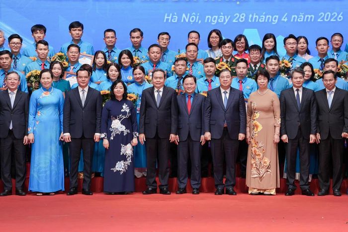 Các đồng chí lãnh đạo Đảng, Nhà nước chụp ảnh lưu niệm cùng các Chủ tịch Công đoàn cơ sở xuất sắc tiêu biểu. Ảnh: Nguyễn Hải