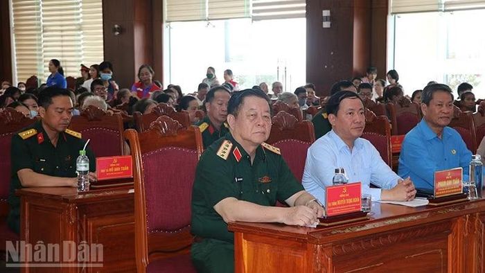 Đại tướng Nguyễn Trọng Nghĩa cùng các đại biểu dự chương trình.