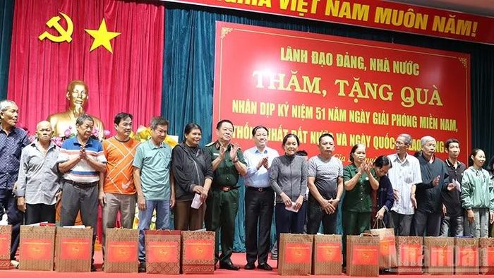 Đại tướng Nguyễn Trọng Nghĩa tặng quà cho các hộ gia đình tại chương trình.