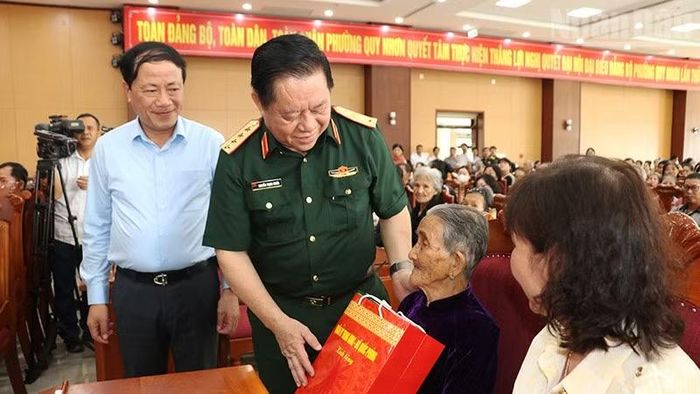Đại tướng Nguyễn Trọng Nghĩa tặng quà cho Mẹ Việt Nam Anh hùng Nguyễn Thị Hiến.