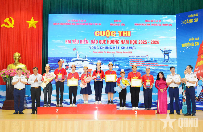  Trao thưởng các đội hoàn thành tốt nội dung Cuộc thi “Em yêu biển, đảo quê hương”.