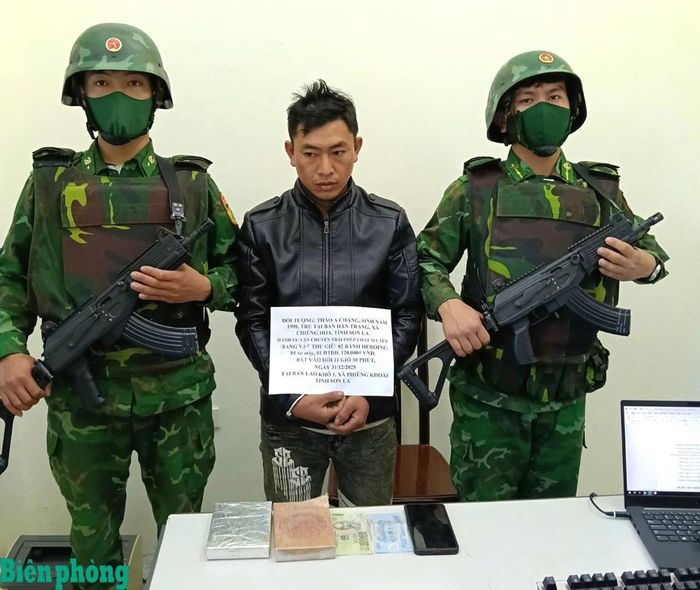 Đối tượng Thào A Cháng và tang vật 2 bánh heroin. Ảnh: T.H