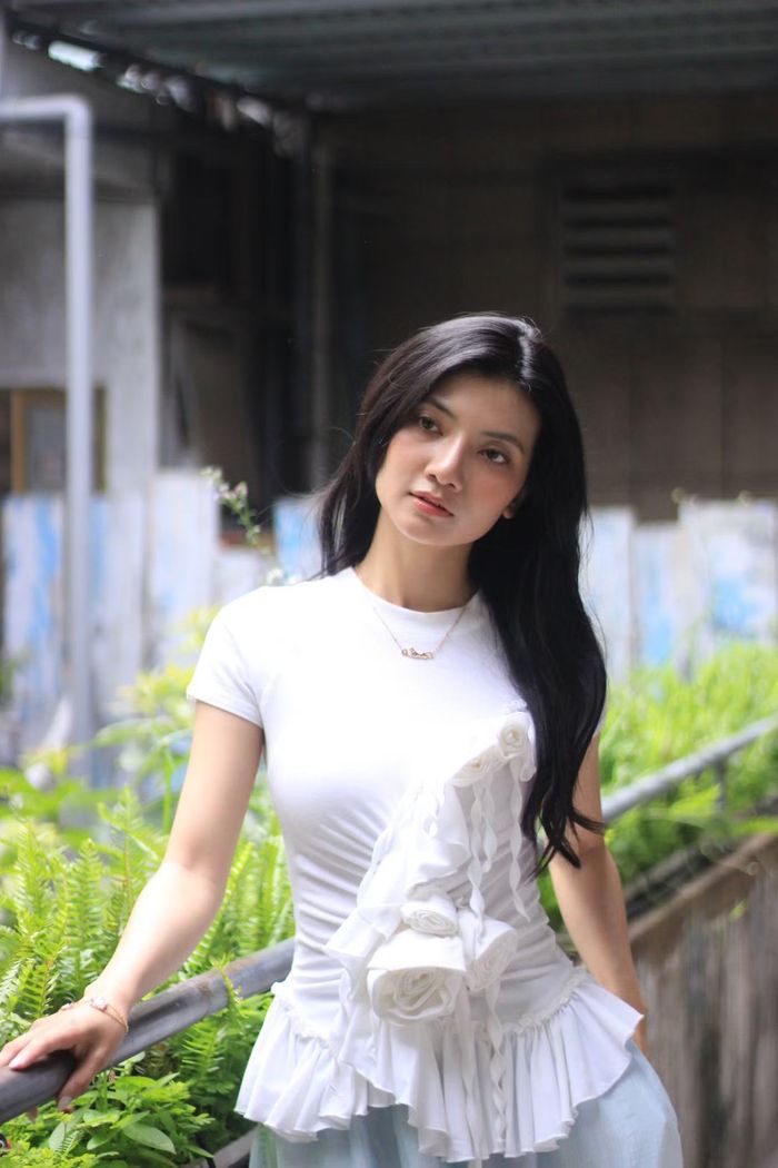 Những cảnh quay của phim chủ yếu diễn ra vào ban đêm, cộng thêm lớp hóa trang phức tạp khiến quá trình làm việc kéo dài. Nhật Ý kể có những hôm quay xong cô phải tắm suốt hai tiếng đồng hồ để sạch lớp hóa trang.