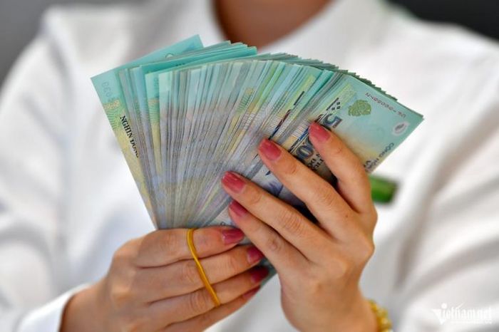 Du khách bắt buộc phải khai báo hải quan nếu mang tiền mặt vượt quá 10.000 USD. Ảnh minh họa: Nam Khánh
