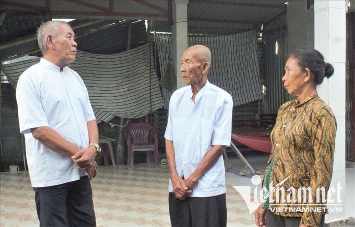 Ông Chau Siêm (bên trái) đến tuyên truyền, vận động người dân địa phương chấp hành tốt chủ trương, đường lối của Đảng, chính sách, pháp luật của Nhà nước. Ảnh: Tào Đạt