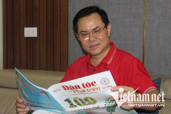 Mặc dù đã nghỉ hưu nhưng ông Ngọc vẫn thường xuyên theo dõi thông tin, tin tức về vùng đồng bào DTTS qua báo đài. Ảnh: Trọng Bảo