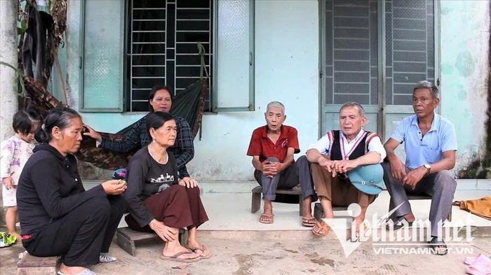 Già làng A Lào đến từng nhà tuyên truyền, vận động dân làng xóa bỏ hủ tục, chăm lo phát triển kinh tế để có cuộc sống tốt hơn. Ảnh: Ngọc Chí