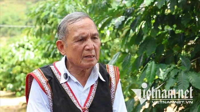 Già làng A Lào chia sẻ: "Tôi không có bằng cấp, nhưng tôi có đôi mắt để nhìn, có trái tim để yêu thương và có ý chí để giúp dân làng thay đổi". Ảnh: Ngọc Chí