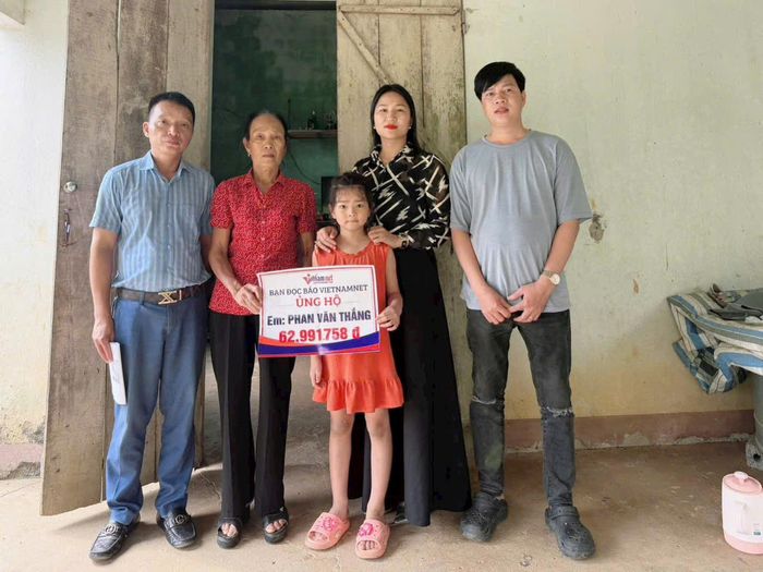 Đại diện Báo VietNamNet cùng chính quyền địa phương trao số tiền 62.991.758 đồng tới gia đình em Phan Văn Thắng