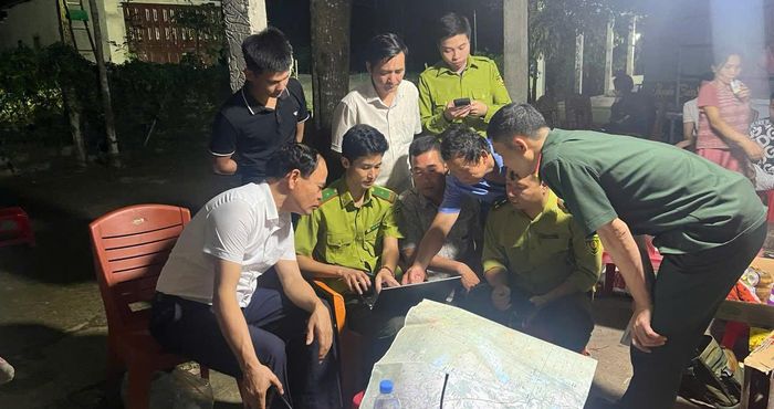 Hơn 100 người chia làm 8 mũi, xuyên đêm tìm kiếm nam sinh Nguyễn Tuấn Anh. Ảnh: PP