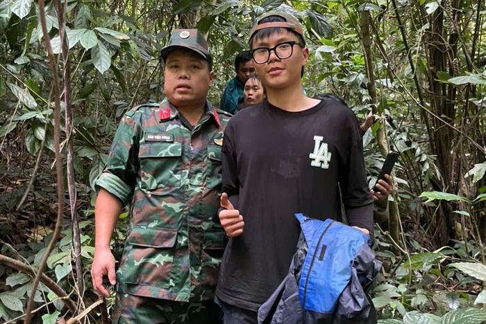 Sau hơn 30 giờ lạc trong rừng, lực lượng tìm kiếm đã tìm thấy nam sinh Nguyễn Tuấn Anh. Ảnh: TD