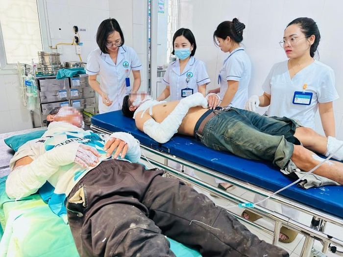 Hai người nhập viện cấp cứu. Ảnh: BVCC.