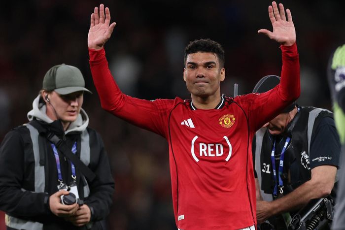 Casemiro khóc ở Old Trafford. Ảnh: EFE