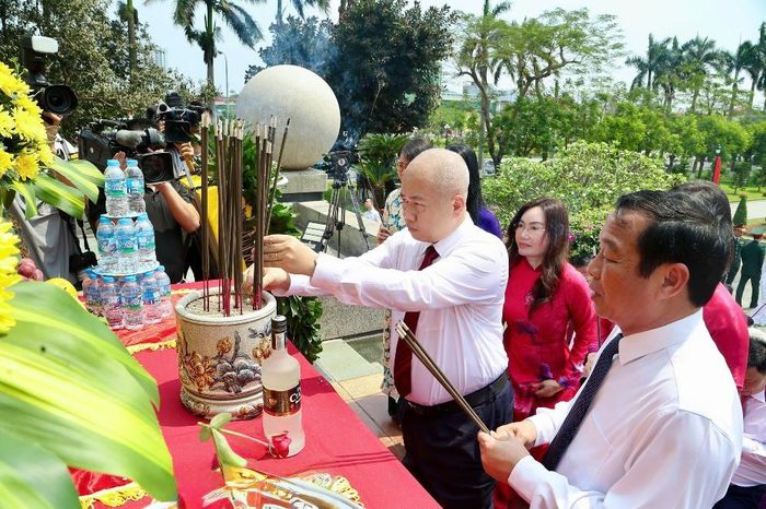 Chủ tịch UBND TP Hải Phòng Đỗ Thành Trung dâng hương tưởng niệm các anh hùng liệt sỹ. Ảnh: Việt Cường