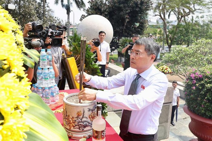 Thủ tướng Lê Minh Hưng dâng hương tưởng niệm các anh hùng liệt sỹ. Ảnh: Việt Cường