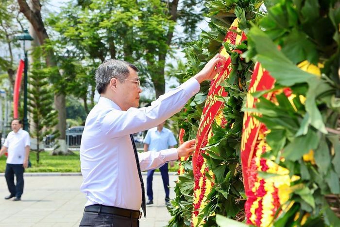 Thủ tướng Lê Minh Hưng chỉnh trang vòng hoa chuẩn bị viếng các anh hùng liệt sỹ. Ảnh: Việt Cường