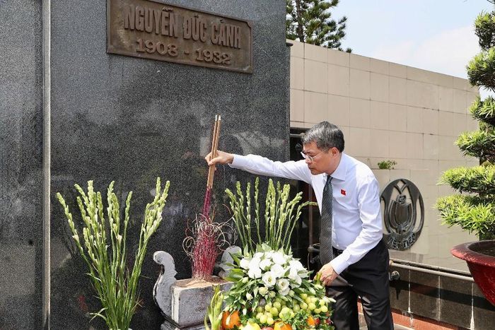Thủ tướng dâng hương tưởng nhớ lãnh tụ Nguyễn Đức Cảnh. Ảnh: Việt Cường