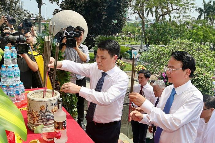 Bí thư Thành ủy Hải Phòng Lê Ngọc Châu dâng hương tưởng niệm các anh hùng liệt sỹ Ảnh: Việt Cường