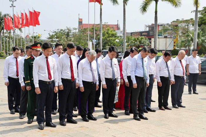 Thủ tướng cùng đoàn đại biểu dành phút mặc niệm tưởng nhớ anh linh các anh hùng liệt sỹ. Ảnh: Việt Cường