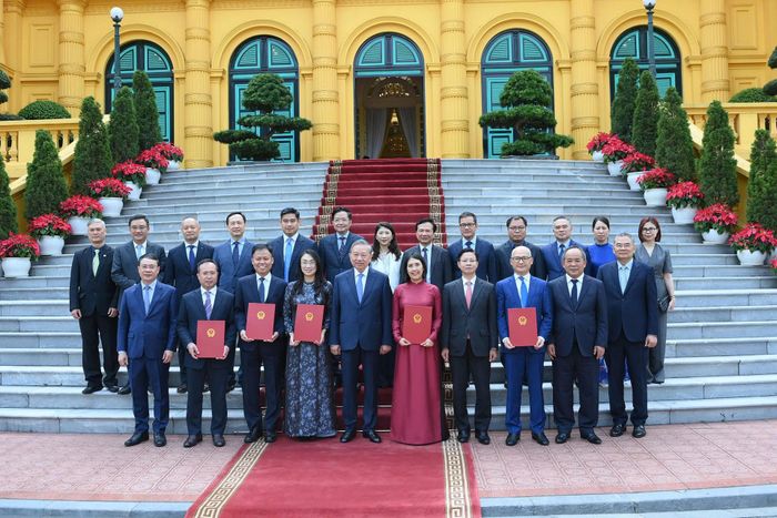 Tổng Bí thư, Chủ tịch nước Tô Lâm, các đại biểu và các Đại sứ được trao quyết định