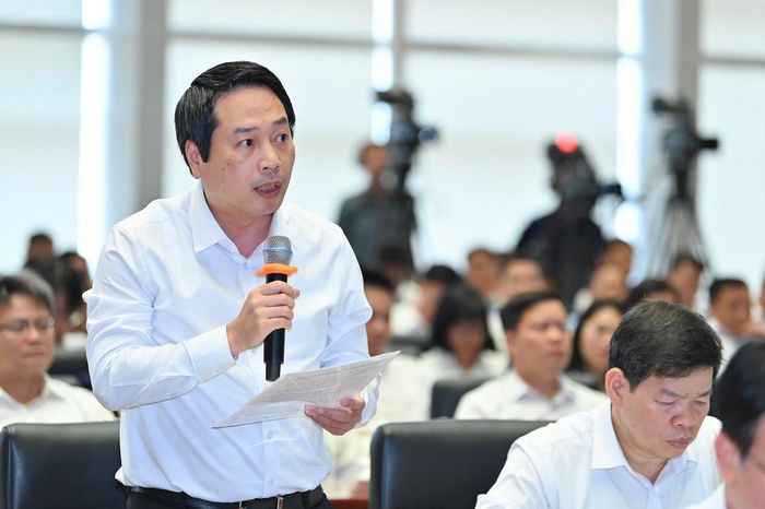 Cử tri Nguyễn Ngọc Tú, Giám đốc Sở Tài chính kiến nghị nhiều vấn đề đến Thủ tướng.