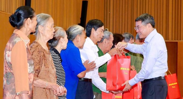 Thủ tướng tặng quà cho các gia đình khó khăn trên địa bàn thành phố