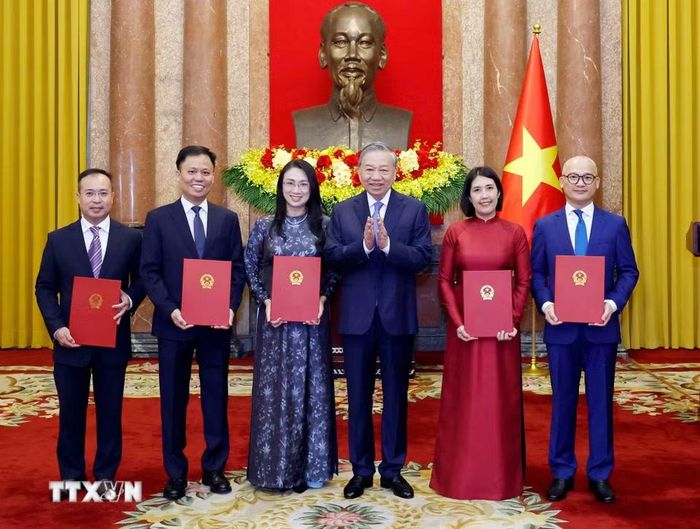 Tổng Bí thư, Chủ tịch nước Tô Lâm trao Quyết định bổ nhiệm cho 5 Đại sứ nước Cộng hòa xã hội Chủ nghĩa Việt Nam tại nước ngoài. (Ảnh: Thống Nhất/TTXVN)