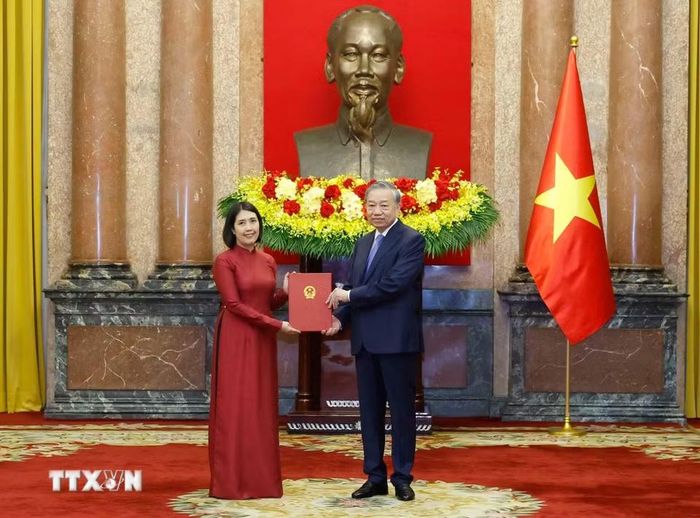 Tổng Bí thư, Chủ tịch nước Tô Lâm trao Quyết định bổ nhiệm bà Nguyễn Hương Trà làm Đại sứ đặc mệnh toàn quyền nước CHXHCN Việt Nam tại Vương quốc Bỉ, kiêm nhiệm Đại Công quốc Luxembourg và Đại diện thường trực Việt Nam bên cạnh Liên minh Châu Âu. (Ảnh: Thống Nhất/TTXVN)