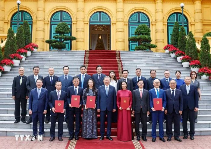 Tổng Bí thư, Chủ tịch nước Tô Lâm, các đại biểu và các Đại sứ được trao Quyết định. (Ảnh: Thống Nhất/TTXVN)