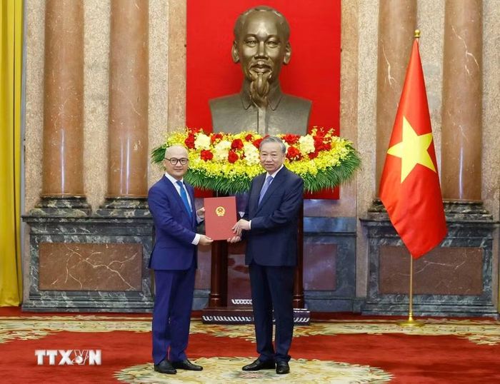 Tổng Bí thư, Chủ tịch nước Tô Lâm trao Quyết định bổ nhiệm ông Trịnh Minh Mạnh làm Đại sứ đặc mệnh toàn quyền nước CHXHCN Việt Nam tại Ấn Độ, kiêm nhiệm Nepal và Vương quốc Bhutan. (Ảnh: Thống Nhất/TTXVN)