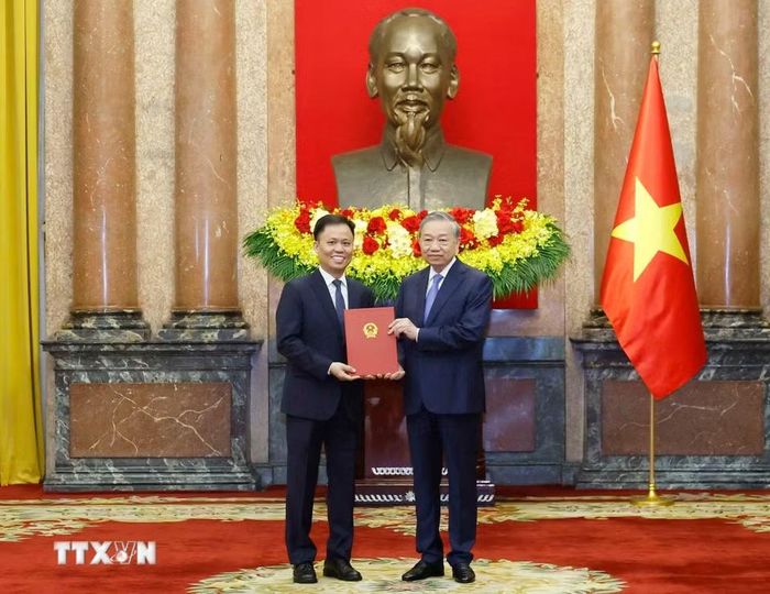 Tổng Bí thư, Chủ tịch nước Tô Lâm trao Quyết định bổ nhiệm cho ông Doãn Khánh Tâm làm Đại sứ đặc mệnh toàn quyền nước CHXHCN Việt Nam tại Triều Tiên. (Ảnh: Thống Nhất/TTXVN)