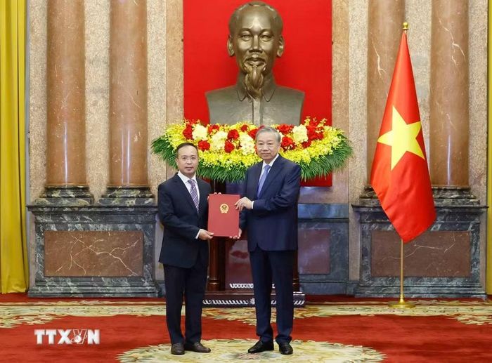 Tổng Bí thư, Chủ tịch nước Tô Lâm trao Quyết định bổ nhiệm ông Nguyễn Thành Lê làm Đại sứ đặc mệnh toàn quyền nước CHXHCN Việt Nam tại Cộng hòa Kazakhstan, kiêm nhiệm Cộng hòa Kyrgyzstan, Cộng hòa Tajikistan và Georgia. (Ảnh: Thống Nhất/TTXVN)