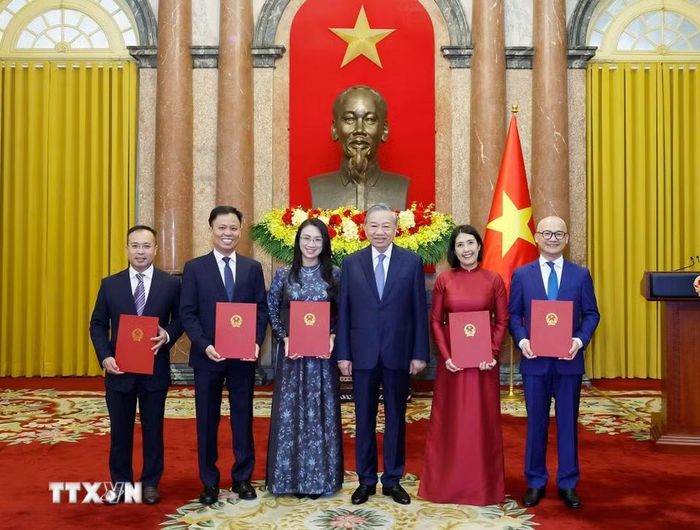 Tổng Bí thư, Chủ tịch nước Tô Lâm trao Quyết định bổ nhiệm cho 5 Đại sứ nước Cộng hòa xã hội Chủ nghĩa Việt Nam tại nước ngoài. (Ảnh: Thống Nhất/TTXVN)