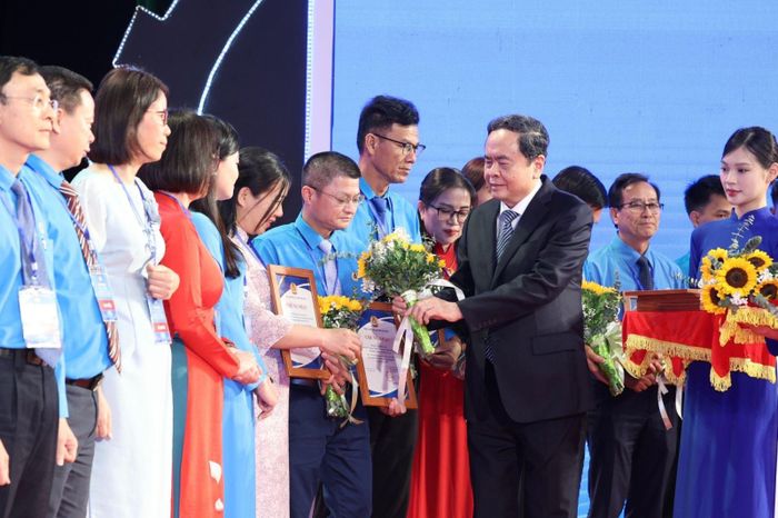 Ông Trần Thanh Mẫn trao giấy chứng nhận và hoa cho các chủ tịch công đoàn cơ sở xuất sắc tiêu biểu. Ảnh: HN