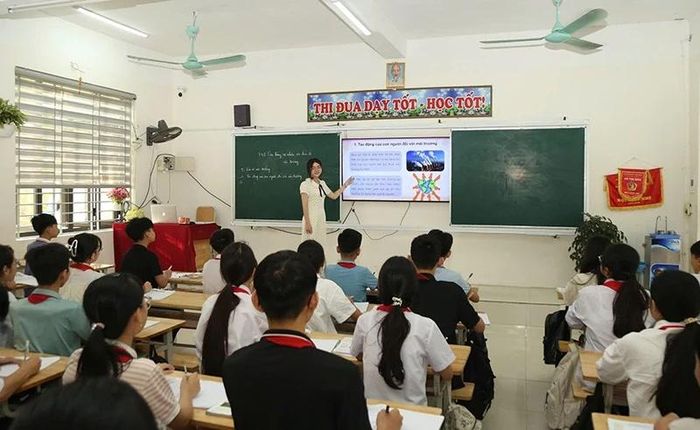 Cô, trò Trường THCS Lê Quang Trường ở xã Hoằng Tiến trong một giờ học chính khóa.