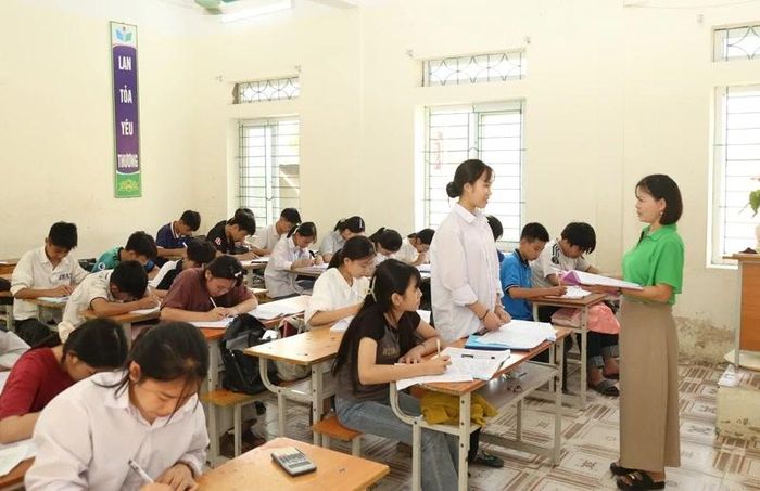 Cô, trò Trường THCS Hoằng Trường, xã Hoằng Tiến trong một giờ học.