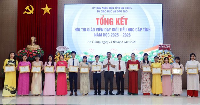 Sở Giáo dục và Đào tạo tặng giấy khen cho giáo viên đạt thành tích xuất sắc trong hội thi giáo viên dạy giỏi tiểu học cấp tỉnh, năm học 2025 - 2026. Ảnh: BÍCH TUYỀN