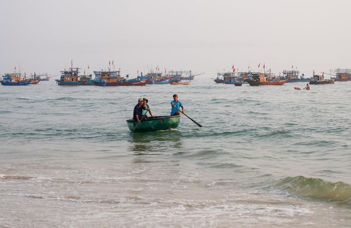 Sau khi đánh bắt trên biển, ngư dân xã Tam Xuân sẽ mang rác thải vào bờ để xử lý. Ảnh: HỒ QUÂN