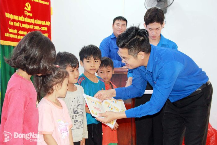 Anh Phan Thế Công, Phó Bí thư Tỉnh đoàn, Chủ tịch Hội Liên hiệp thanh niên tỉnh trao học bổng cho các em học sinh. Ảnh: Nga Sơn
