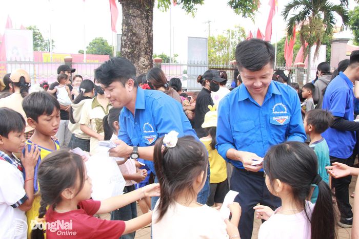 Cán bộ, đoàn viên thanh niên phát phiếu tham gia gian hàng ẩm thực miễn phí cho các em thiếu nhi xã Bù Gia Mập. Ảnh: Nga Sơn
