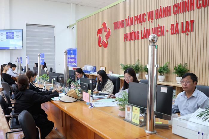 Đội ngũ cán bộ, viên chức của Trung tâm Phục vụ hành chính công phường Lâm Viên - Đà Lạt luôn làm việc trách nhiệm, công tâm, vì dân