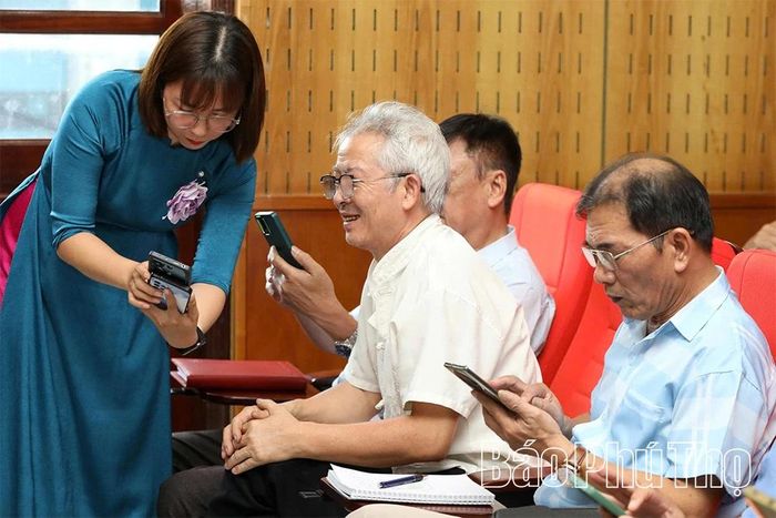 Người cao tuổi phường Hòa Bình được hướng dẫn thực hiện các thao tác trên môi trường số.
