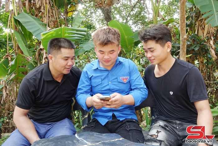 Đoàn viên phường Chiềng Sinh hướng dẫn người dân cài đặt, sử dụng ứng dụng dịch vụ công trực tuyến.