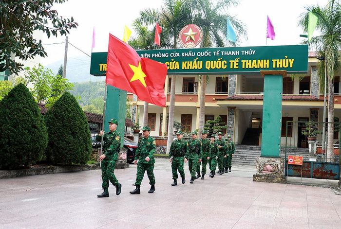 Lực lượng tuần tra xuất phát thực hiện nhiệm vụ bảo vệ đường biên, mốc giới.
